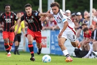 Nicht zu stoppen: Nürnbergs Rafael Lubach (l.) im Laufduell mit John Buckley von den Blackburn Rovers.