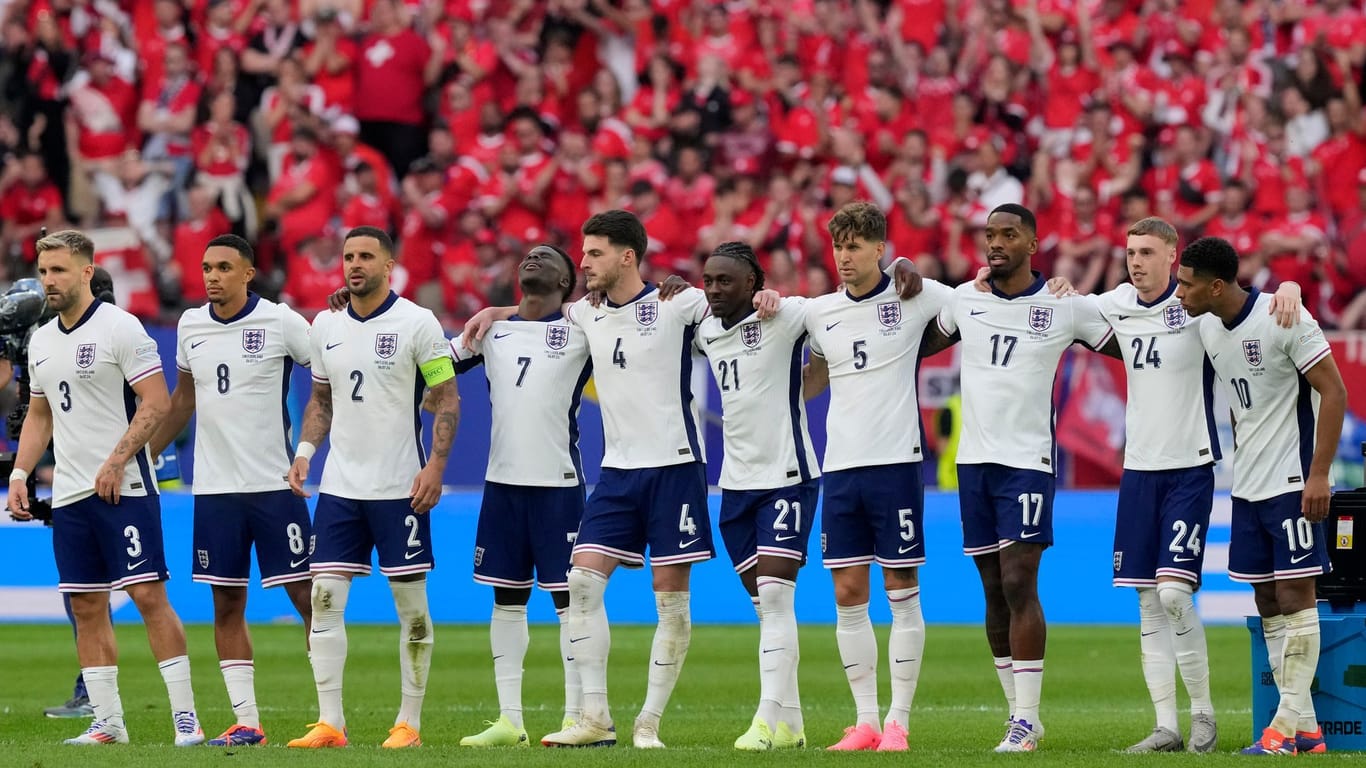 Die englischen Spieler stehen beim Elfmeterschießen gegen die Schweiz zusammen.