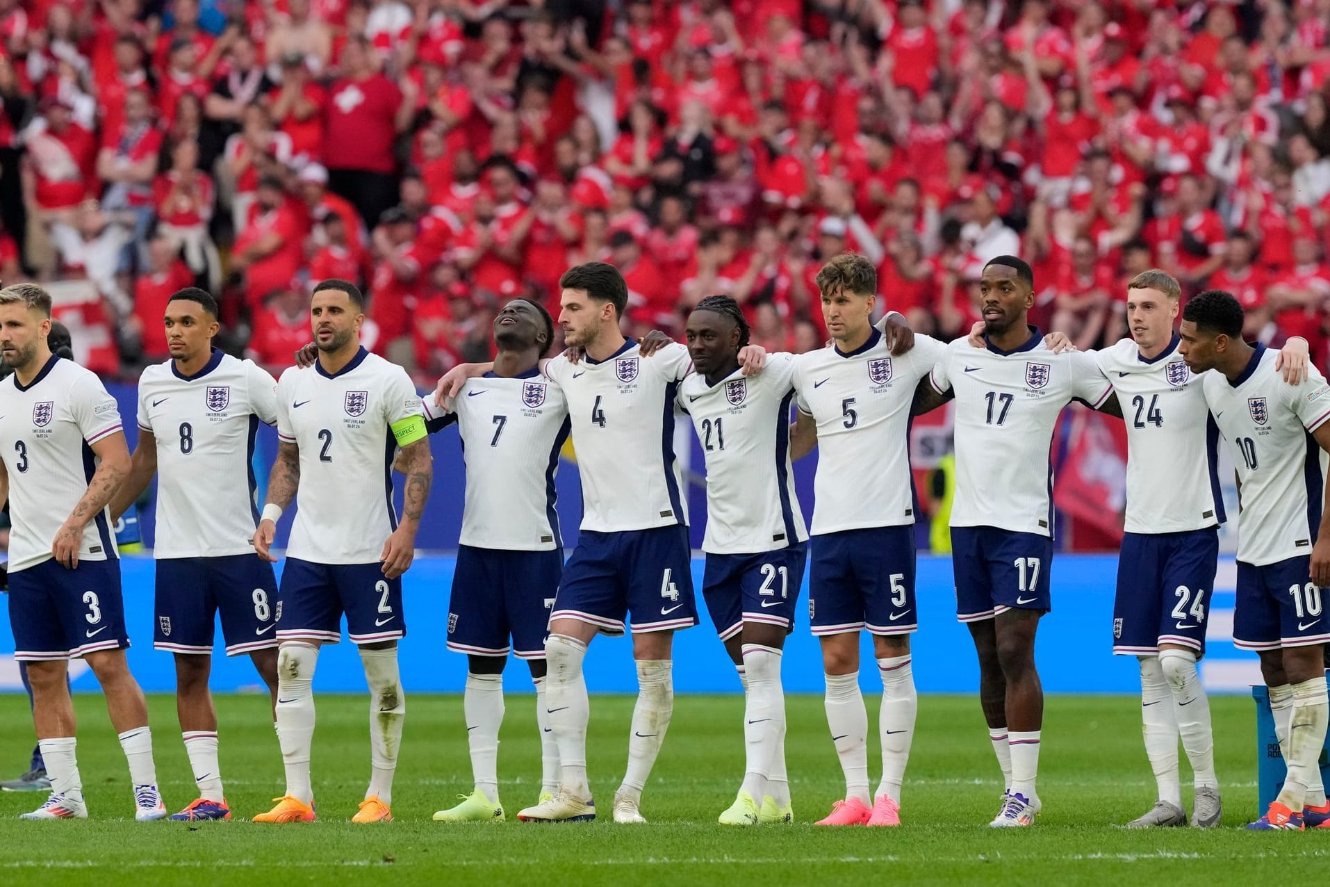 Die englischen Spieler stehen beim Elfmeterschießen gegen die Schweiz zusammen.