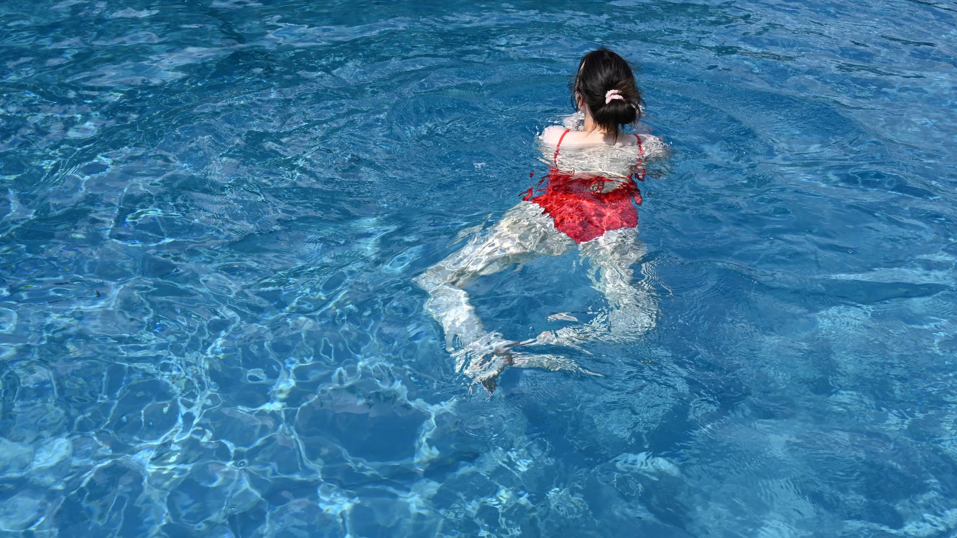 Eine junge Frau schwimmt in einem Freibad (Symbolbild): Nach langer Pause ist das Sommerbad Altengamme wieder geöffnet. Eine junge Frau schwimmt in einem Freibad (Symbolbild): Nach langer Pause ist das Sommerbad Altengamme wieder geöffnet.