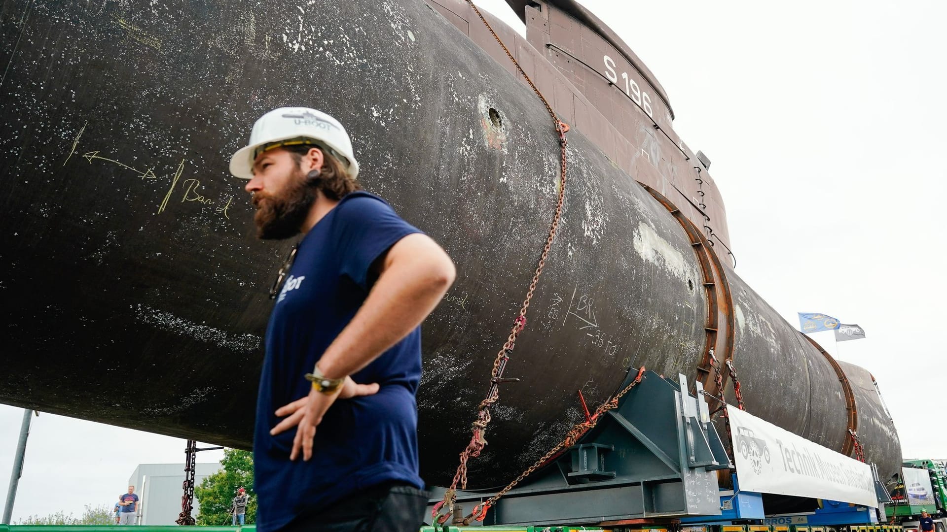 Auf 30 Achsen über Land: das ehemalige Marine-U-Boot U17