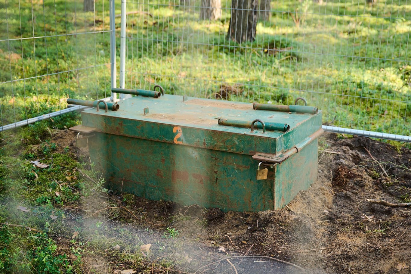 In einem abgesperrten Bereich im Wald nahe der Tesla-Fabrik steht eine Kampfmittelaufbewahrungskiste : Geplant ist die Sprengung einer 250-Kilo-Bombe.