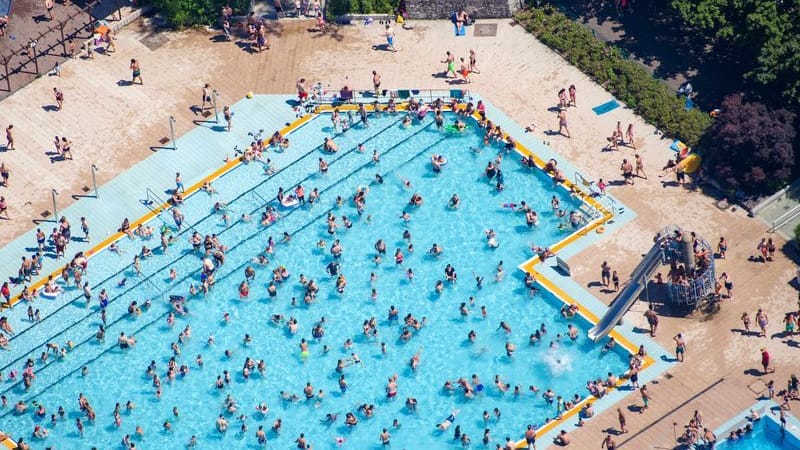 Archivbild: Kinder und Erwachsene baden und sonnen sich im Sommerbad Mariendorf.