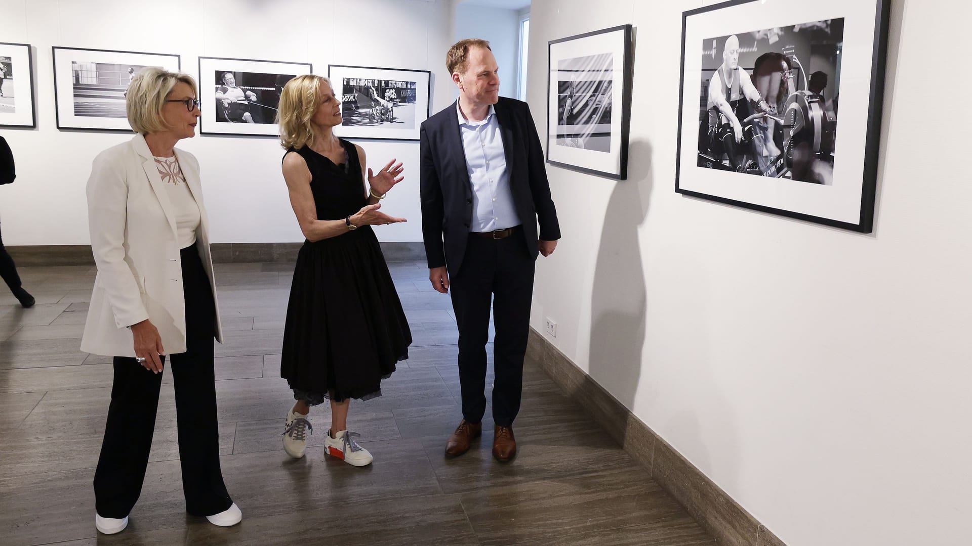 Rundgang durch die Ausstellung im Rathaus: Die Fotografinnen Sabine Klinkhammer und Maren Pauly (links) zeigen OB Stephan Keller die Bilder.