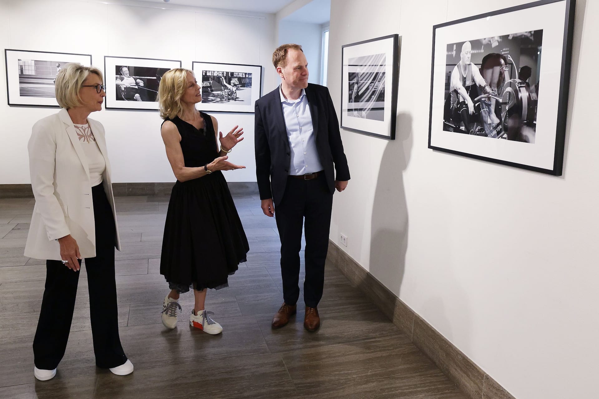 Rundgang durch die Ausstellung im Rathaus: Die Fotografinnen Sabine Klinkhammer und Maren Pauly (links) zeigen OB Stephan Keller die Bilder.