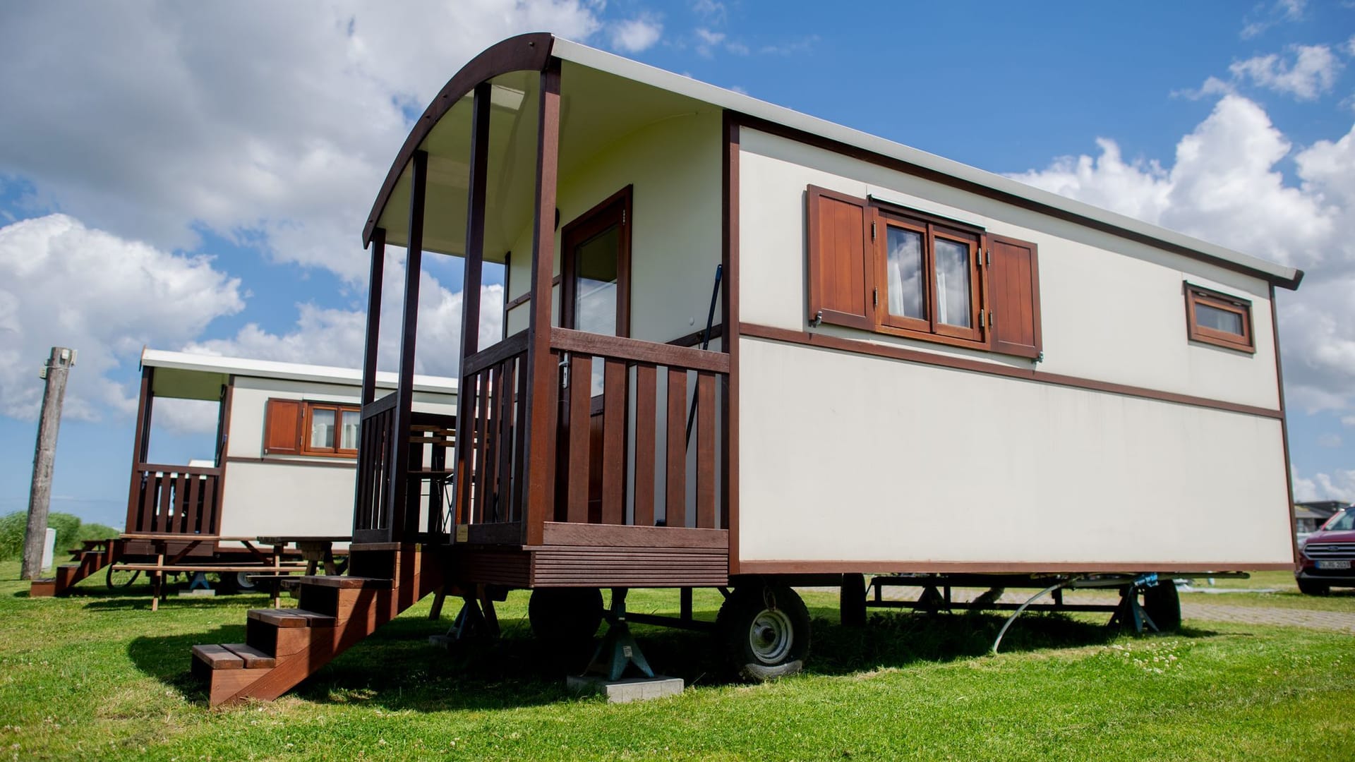 Mehrere sogenannter Pipowagen stehen auf dem Campingplatz Dornumsiel an der Nordseeküste. Die Gefährte sind historischen Zirkuswagen nachempfunden.