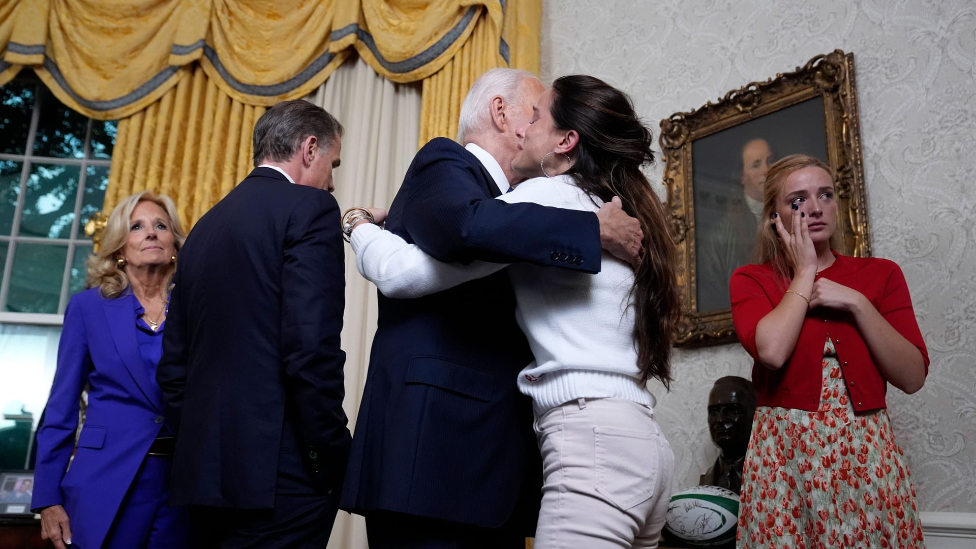 Nach der Rede: Biden nimmt die Glückwünsche seiner Familie entgegen, es fließen Tränen.