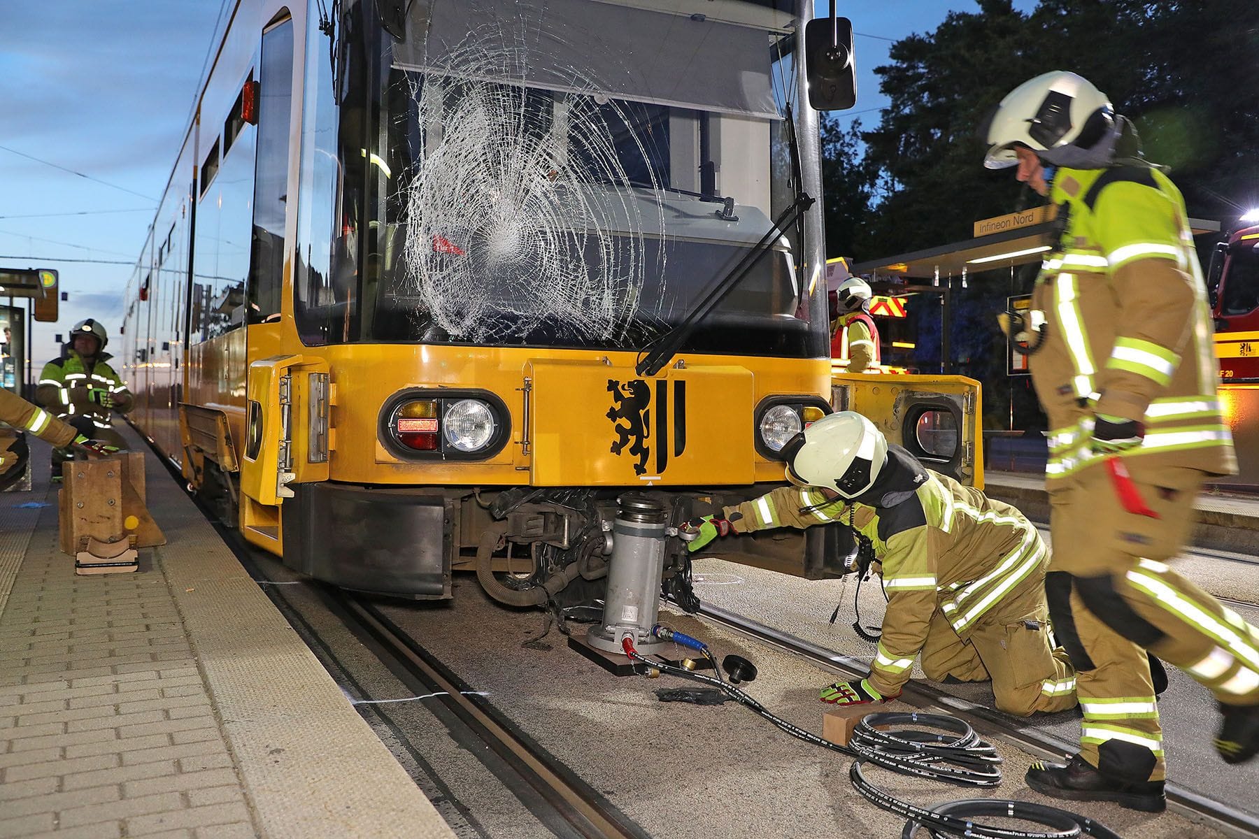 VU Fußgänger geriet unter die Straßenbahn - 1 Schwerverletzter