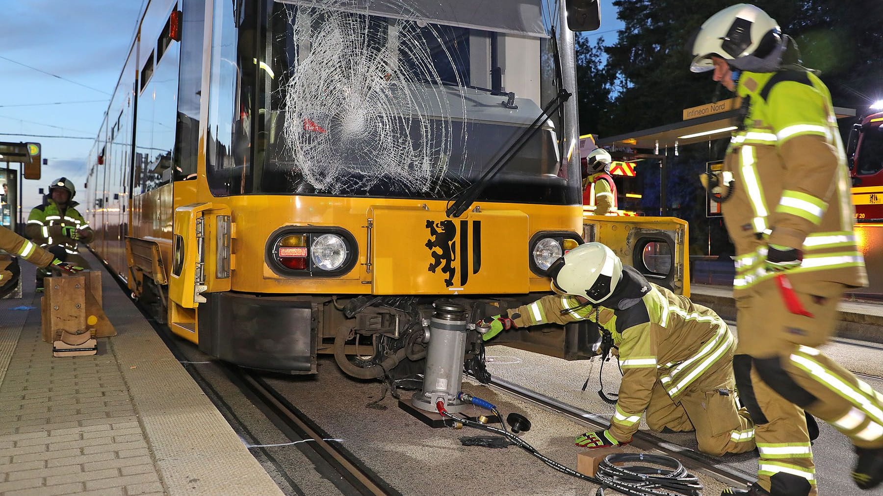 VU Fußgänger geriet unter die Straßenbahn - 1 Schwerverletzter