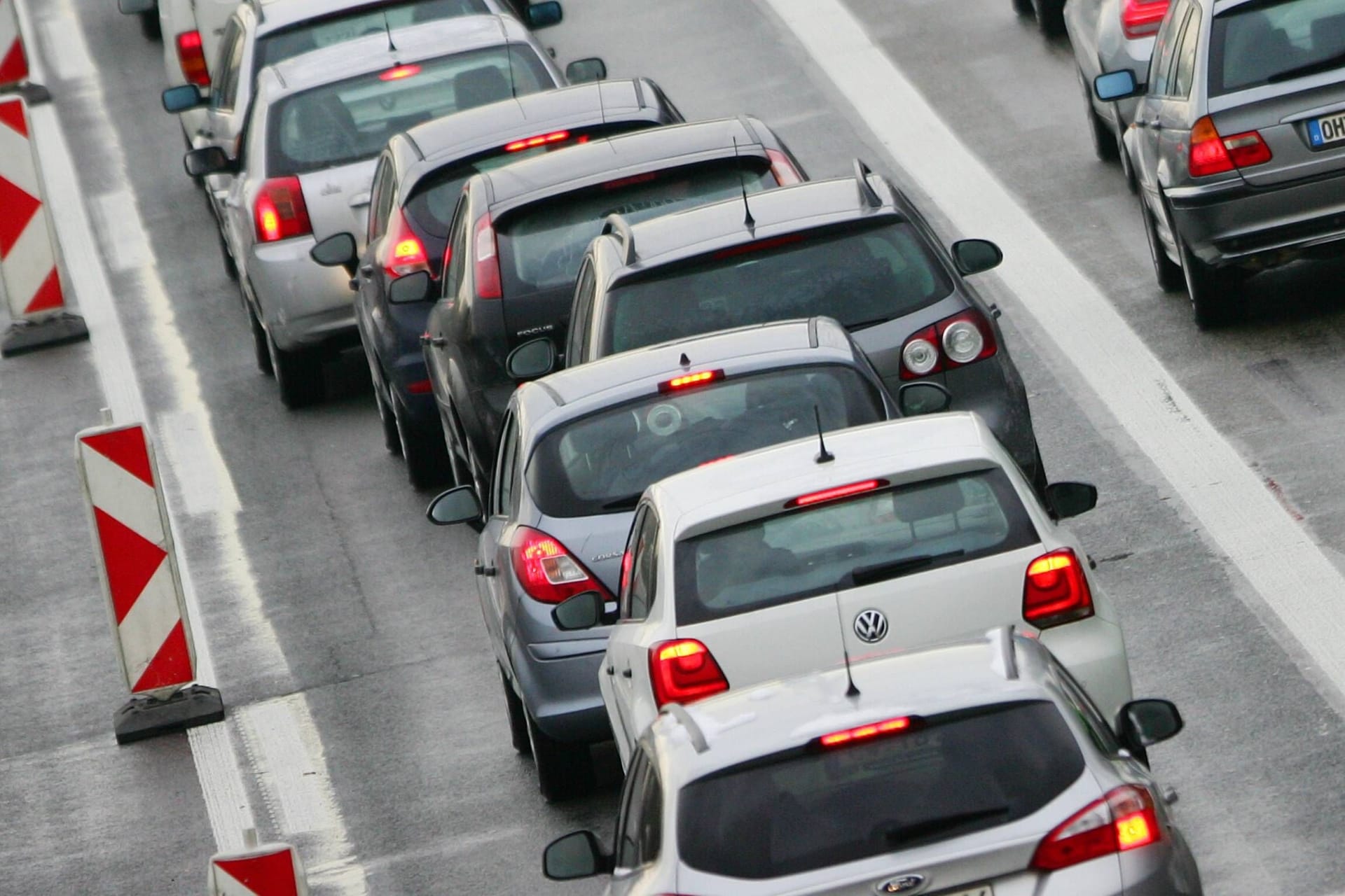 Auf der Autobahn 1 in Richtung Koblenz staut sich der Verkehr vor dem Leverkusener Kreuz (Symbolbild): Am Wochenende wird ein Teil der Autobahn voll gesperrt.