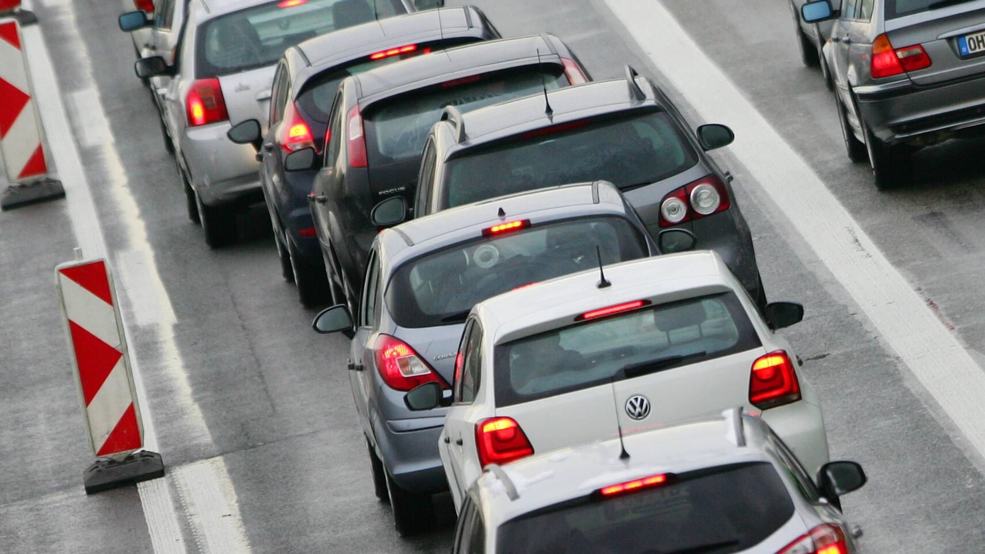 Auf der Autobahn 1 in Richtung Koblenz staut sich der Verkehr vor dem Leverkusener Kreuz (Symbolbild): Am Wochenende wird ein Teil der Autobahn voll gesperrt.