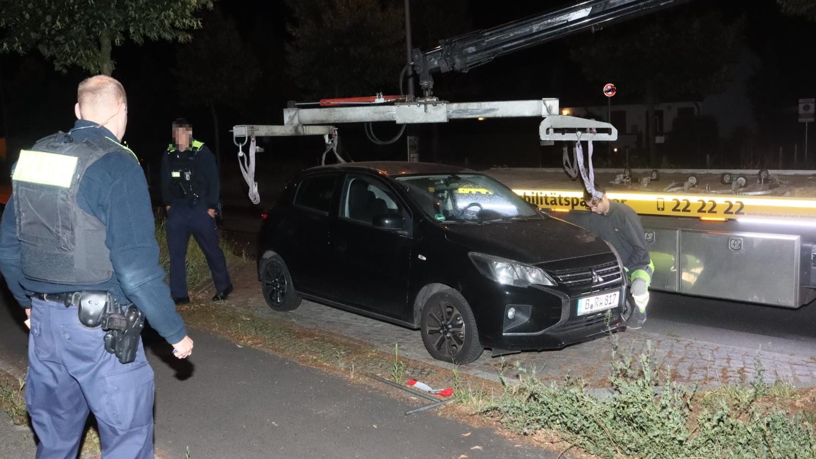 Das im Weg stehende Auto wird abtransportiert: Sein Besitzer war nicht zu erreichen.