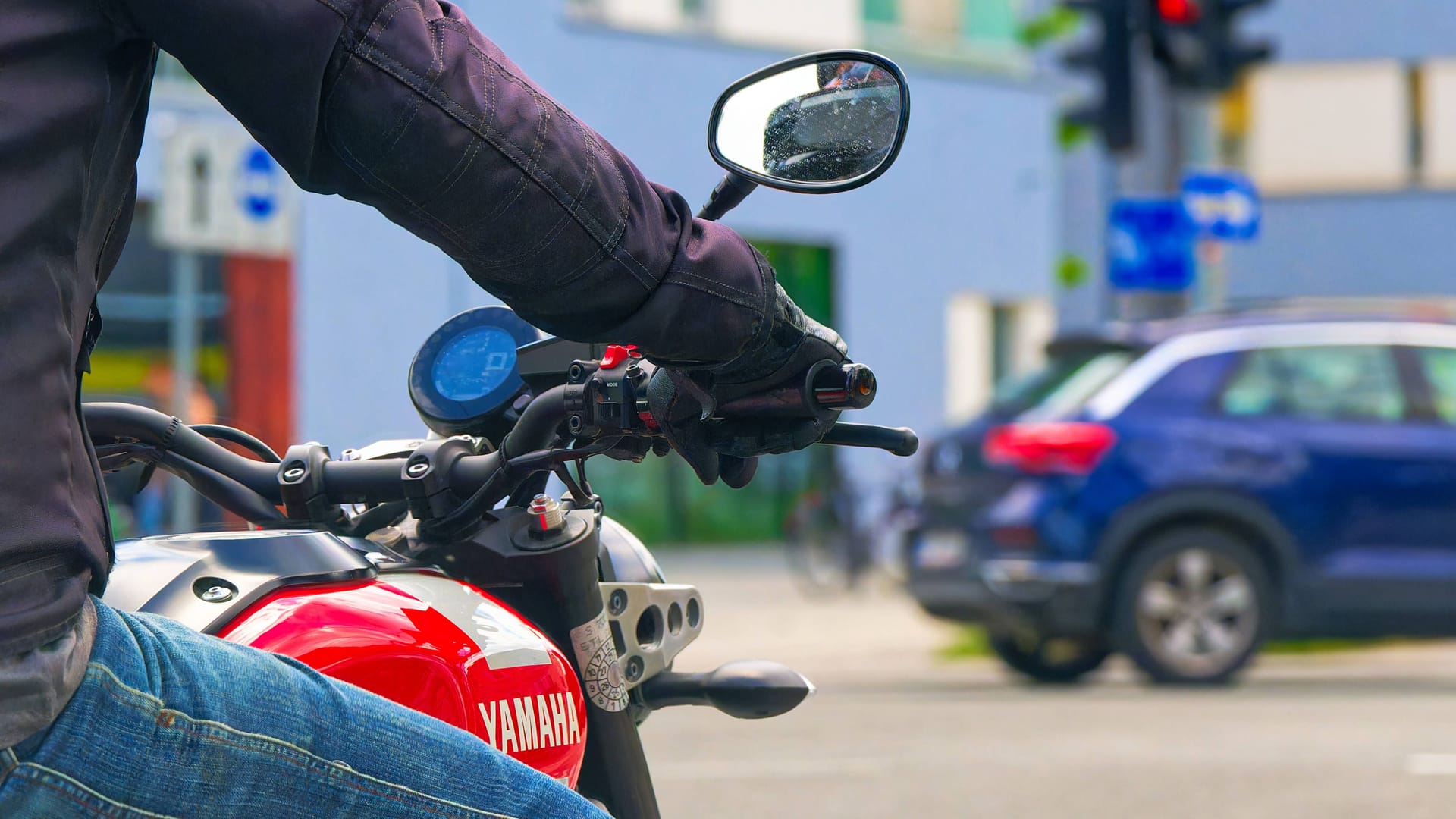 Motorradfahrer an einer Ampel (Symbolbild): Ein Zulieferer ist insolvent.