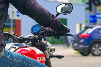 Motorradfahrer an einer Ampel (Symbolbild): Ein Zulieferer ist insolvent.