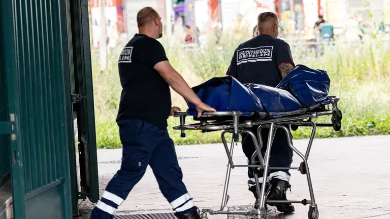 Die Mitarbeiter der Berliner Gerichtsmedizin bringen eine Leiche aus dem U-Bahnhof Kottbusser Tor: Ein Mann ist im Zwischendeck tot aufgefunden worden. Die Mitarbeiter der Berliner Gerichtsmedizin bringen eine Leiche aus dem U-Bahnhof Kottbusser Tor: Ein Mann ist im Zwischendeck tot aufgefunden worden.