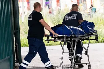 Die Mitarbeiter der Berliner Gerichtsmedizin bringen eine Leiche aus dem U-Bahnhof Kottbusser Tor: Ein Mann ist im Zwischendeck tot aufgefunden worden.