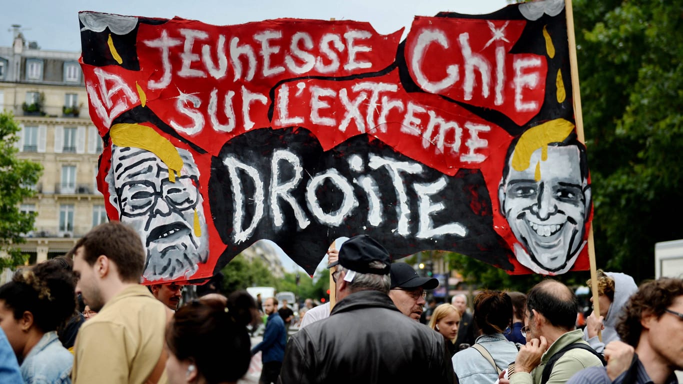 Anti-Rechts-Proteste in Frankreich (Symbolbild): Bei den Parlamentswahlen könnte die Partei von Marine Le Pen eine absolute Mehrheit einfahren.