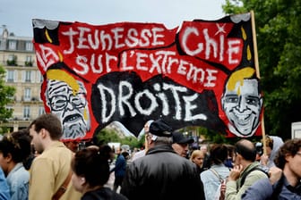 Anti-Rechts-Proteste in Frankreich (Symbolbild): Bei den Parlamentswahlen könnte die Partei von Marine Le Pen eine absolute Mehrheit einfahren.