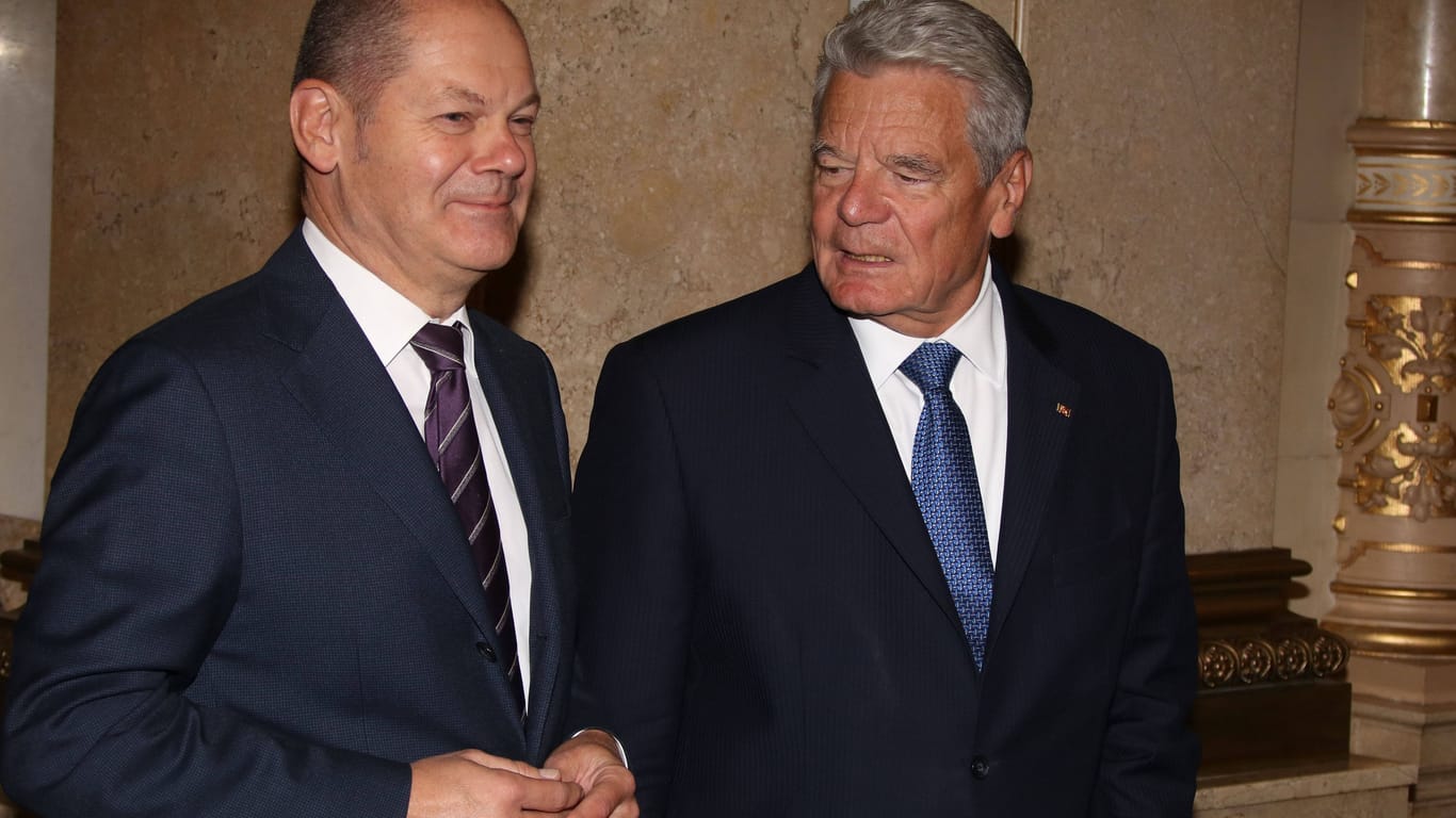 Olaf Scholz (SPD, l.), damals noch Hamburger Bürgermeister, und der damalige Bundespräsident Joachim Gauck bei einem Festakt 2016.