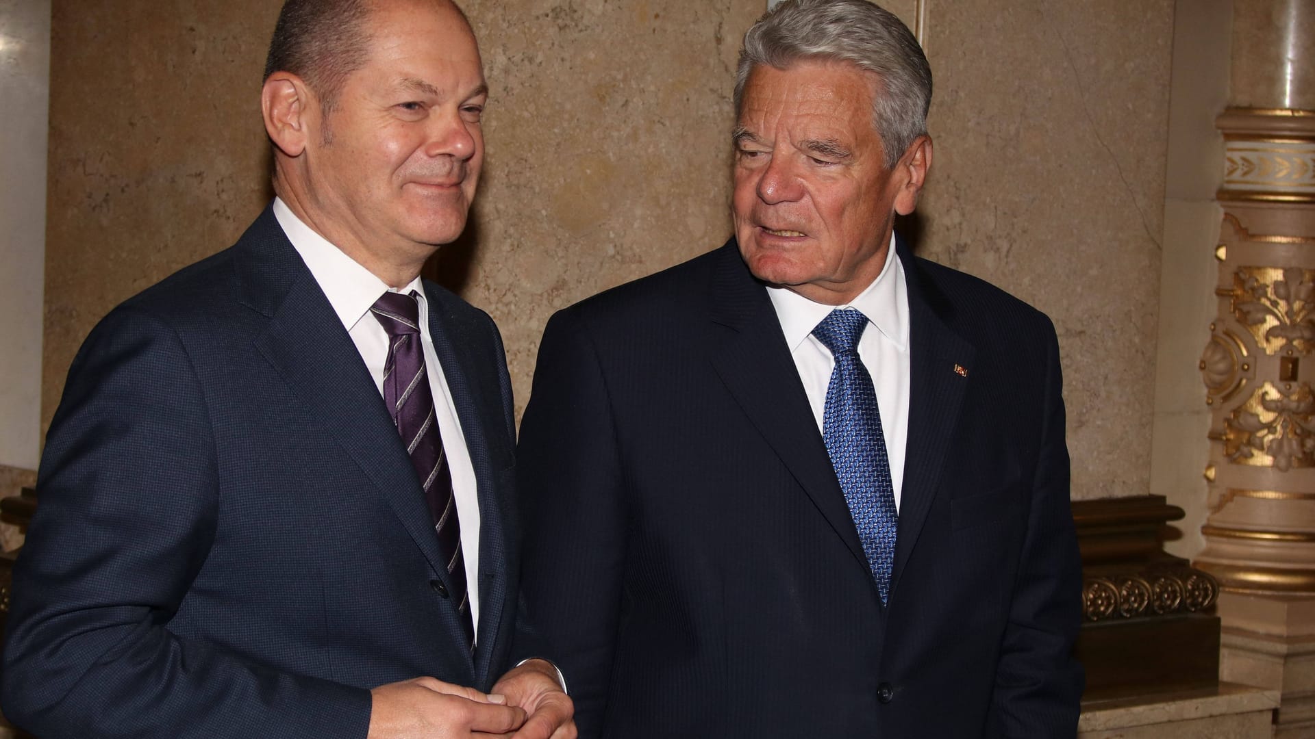 Olaf Scholz (SPD, l.), damals noch Hamburger Bürgermeister, und der damalige Bundespräsident Joachim Gauck bei einem Festakt 2016.