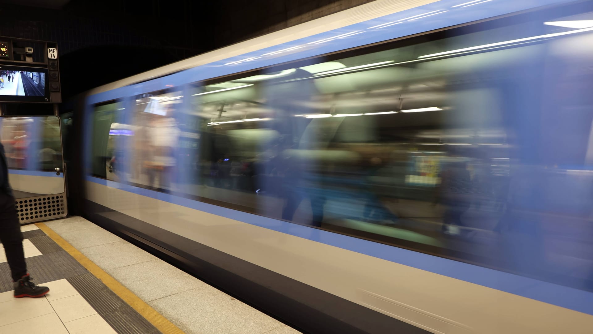 U-Bahn fährt in München ein (Symbolfoto): In Moosfeld kam es am Mittwoch zu einer dramatischen Situation.