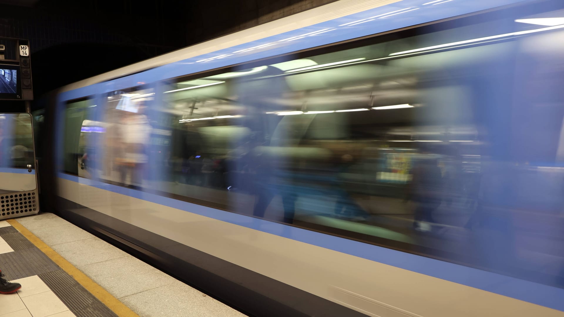 U-Bahn fährt in München ein (Symbolfoto): In Moosfeld kam es am Mittwoch zu einer dramatischen Situation.