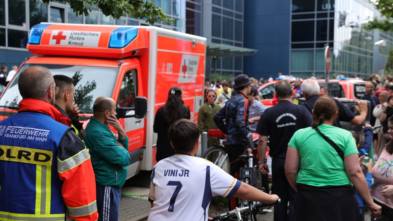 Mehrere Fans mussten am Montag vor dem portugiesischen Mannschaftshotel in Frankfurt behandelt werden.