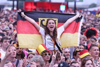 Eine Deutschland-Anhängerin in der Fanzone auf dem Burgplatz (Archivbild): In Düsseldorf wird eine positives EM-Fazit gezogen.