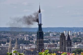 Vom Turm der Kathedrale steigt eine Rauchwolke auf: Der Brand wurde gegen 12 Uhr gemeldet.