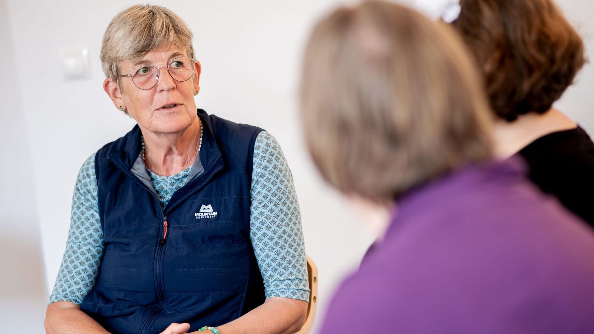 Michaela Höck (l), Trauerrednerin und ehemalige Pastorin, spricht während einer Sitzung der Trauergruppe für Tierhalter der Hospizhilfe Bremen mit zwei Teilnehmerinnen.