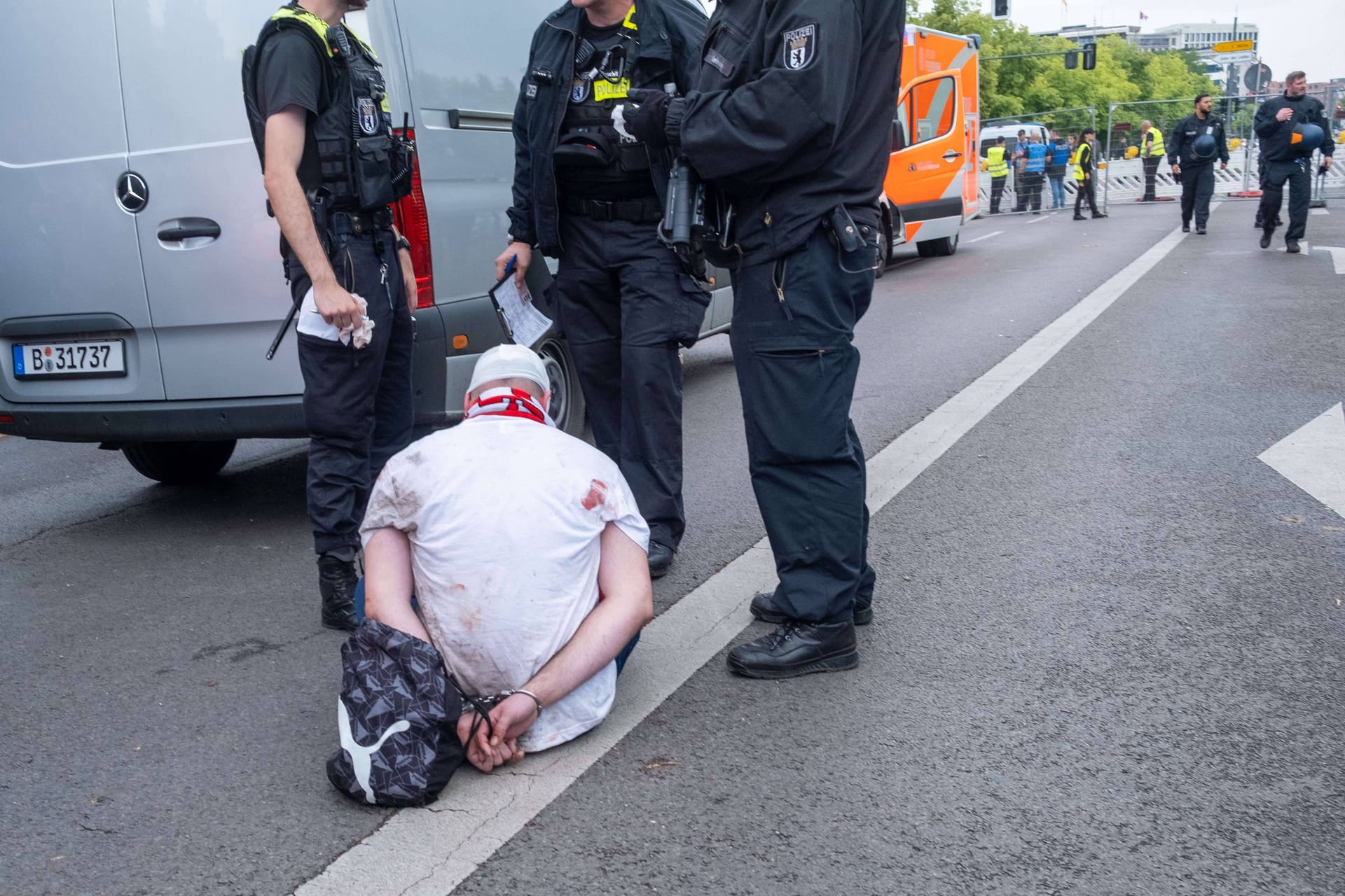 Nach einer Auseinandersetzung hat die Berliner Polizei während des Fußballspiels Polen gegen Österreich anlässlich der Fußballeuropameisterschaft UEFA EURO 2024 nahe dem Brandenburger Tor mehrere Personen festgenommen. / Following an altercation, the Berlin police arrested several people near the Brandenburg Gate during the soccer match between Poland and Austria at the UEFA EURO 2024 European Football Championship.