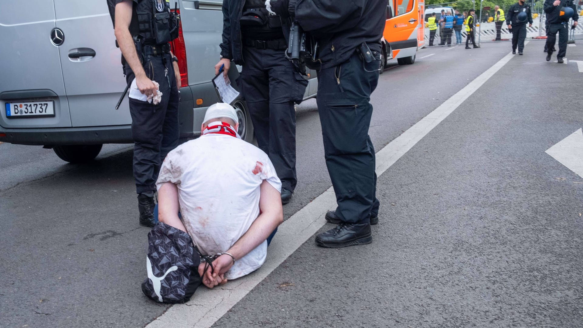 Nach einer Auseinandersetzung hat die Berliner Polizei während des Fußballspiels Polen gegen Österreich anlässlich der Fußballeuropameisterschaft UEFA EURO 2024 nahe dem Brandenburger Tor mehrere Personen festgenommen. / Following an altercation, the Berlin police arrested several people near the Brandenburg Gate during the soccer match between Poland and Austria at the UEFA EURO 2024 European Football Championship.