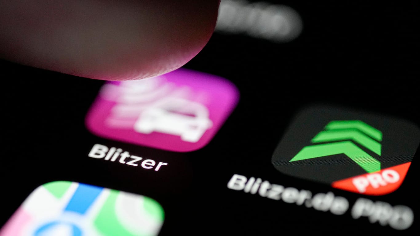 Blitzer-Warner auf dem Smartphone: Die Apps während einer Pause zu benutzen, ist kein Problem. Anders sieht es während der Fahrt aus.