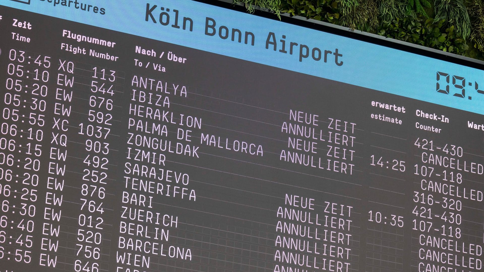 Nordrhein-Westfalen, Köln: Ein Anzeigendisplay am Köln Bonner Flughafen zeigt Verspätungen und Flugausfälle an.