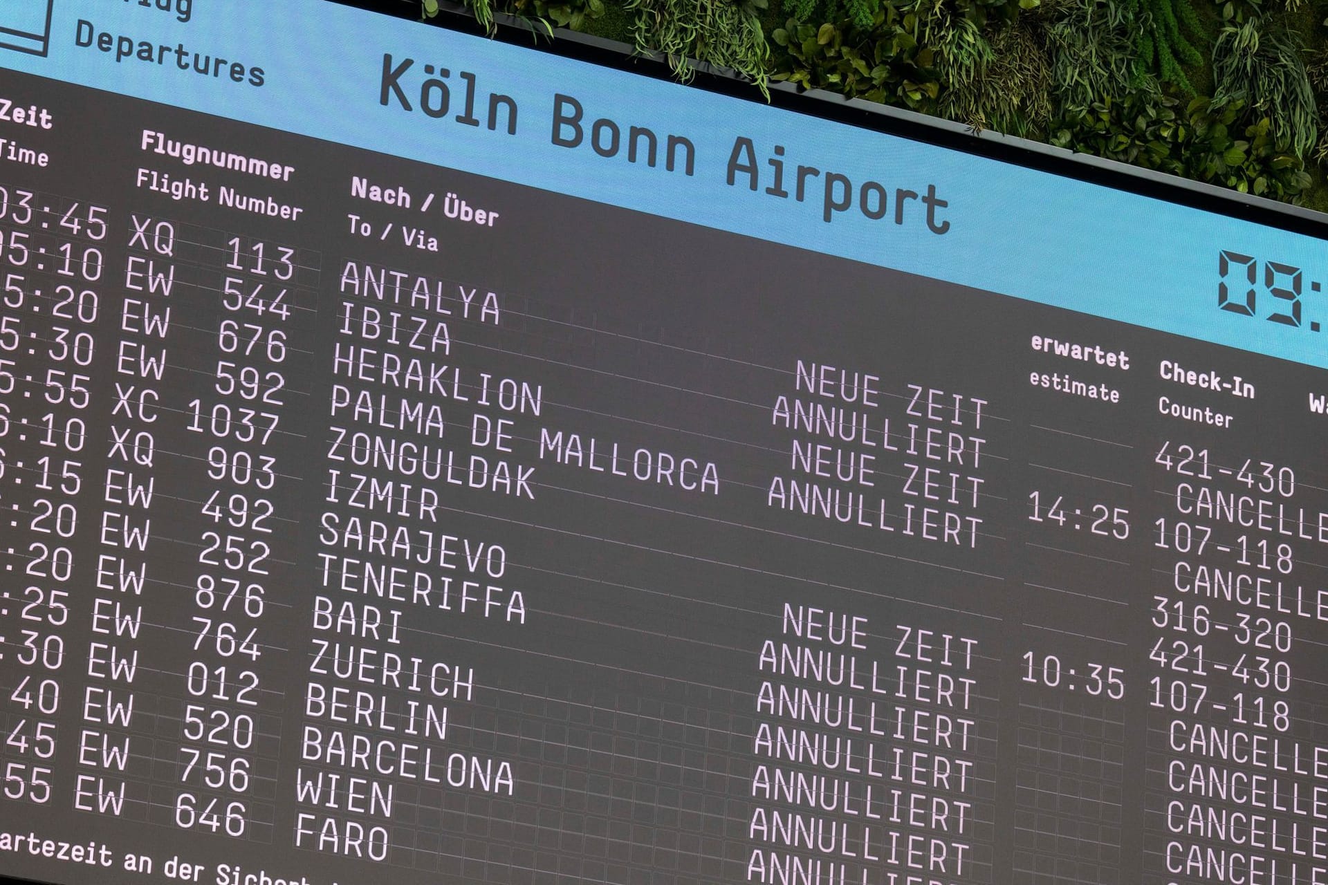 Nordrhein-Westfalen, Köln: Ein Anzeigendisplay am Köln Bonner Flughafen zeigt Verspätungen und Flugausfälle an.