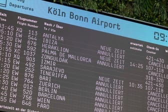 Nordrhein-Westfalen, Köln: Ein Anzeigendisplay am Köln Bonner Flughafen zeigt Verspätungen und Flugausfälle an.