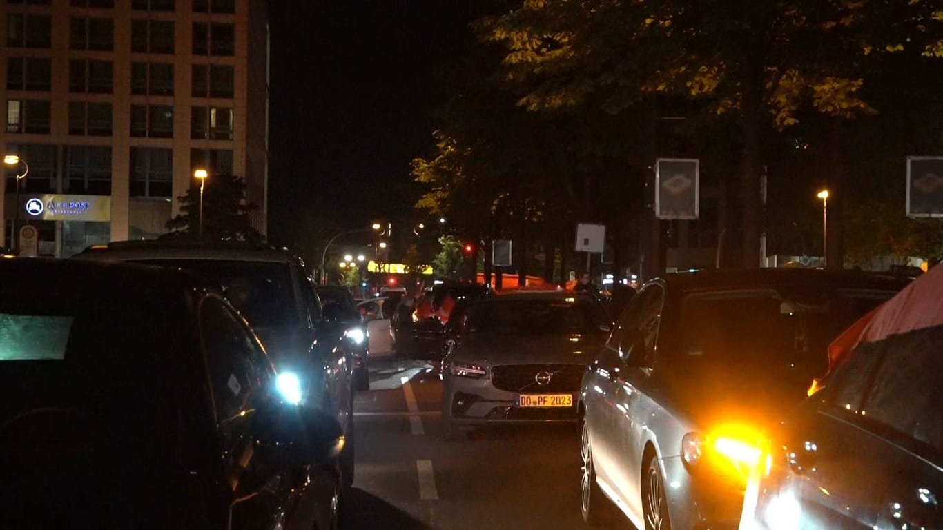 Autos mit türkischen Fans auf dem Weg zum Wall: Die Polizei lenkte sie auf Nebenstraßen.