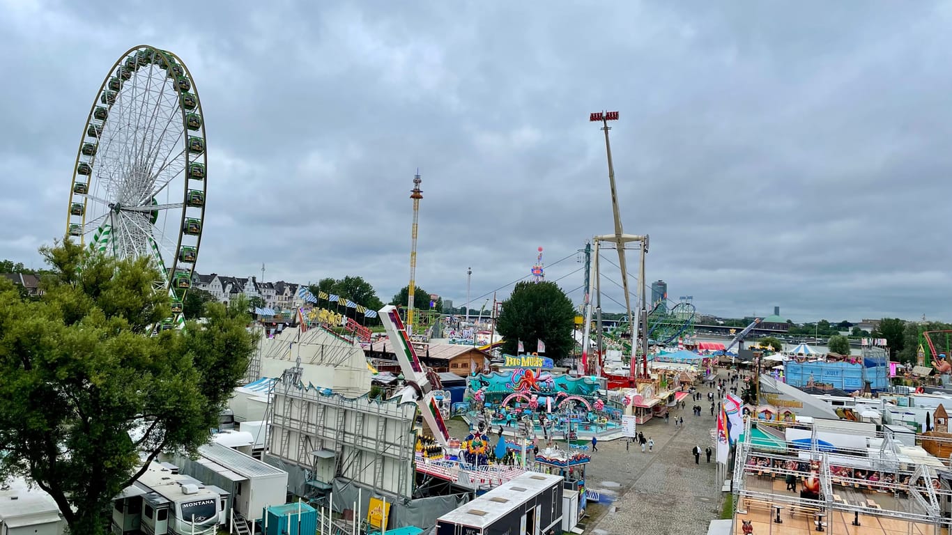 In der Mittagszeit war auf der Rheinkirmes noch nicht viel los. Das Wetter war am Vormittag auch sehr regnerisch.