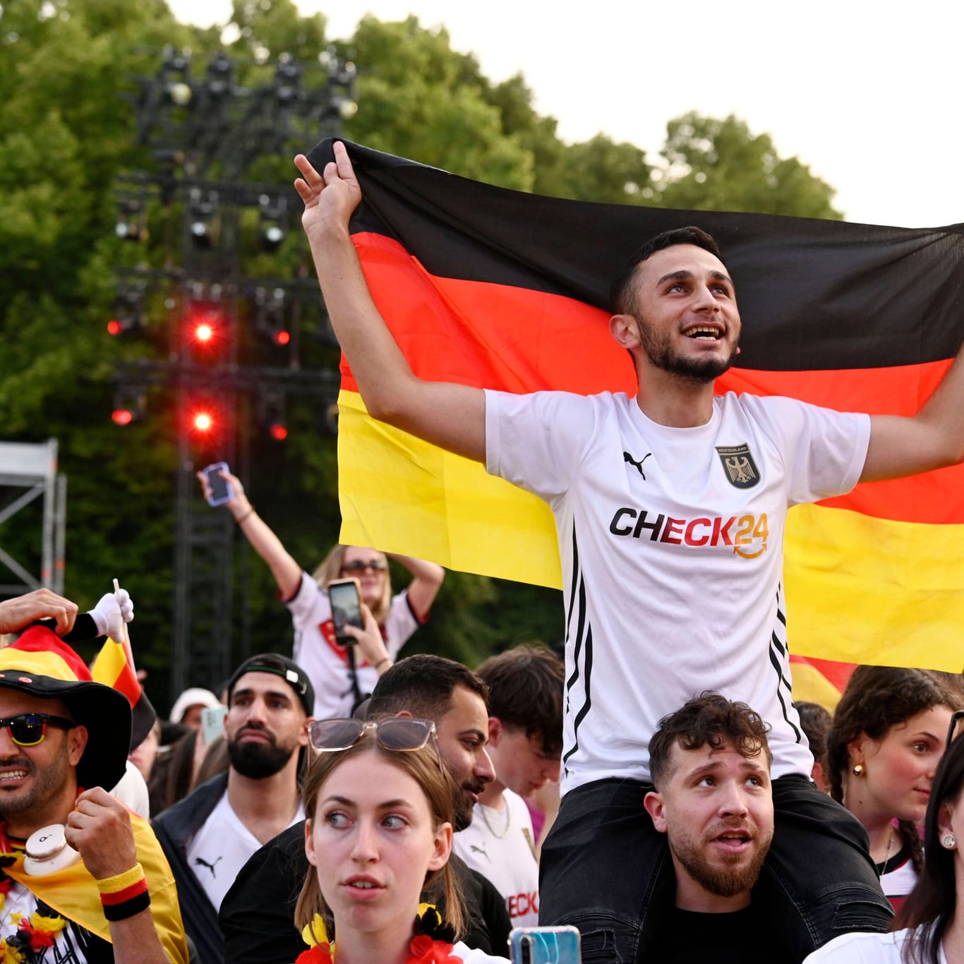Fans beim Public Viewing in Berlin: Am Freitag soll das Wetter zum Deutschland-Spiel fast überall in Deutschland gut werden.