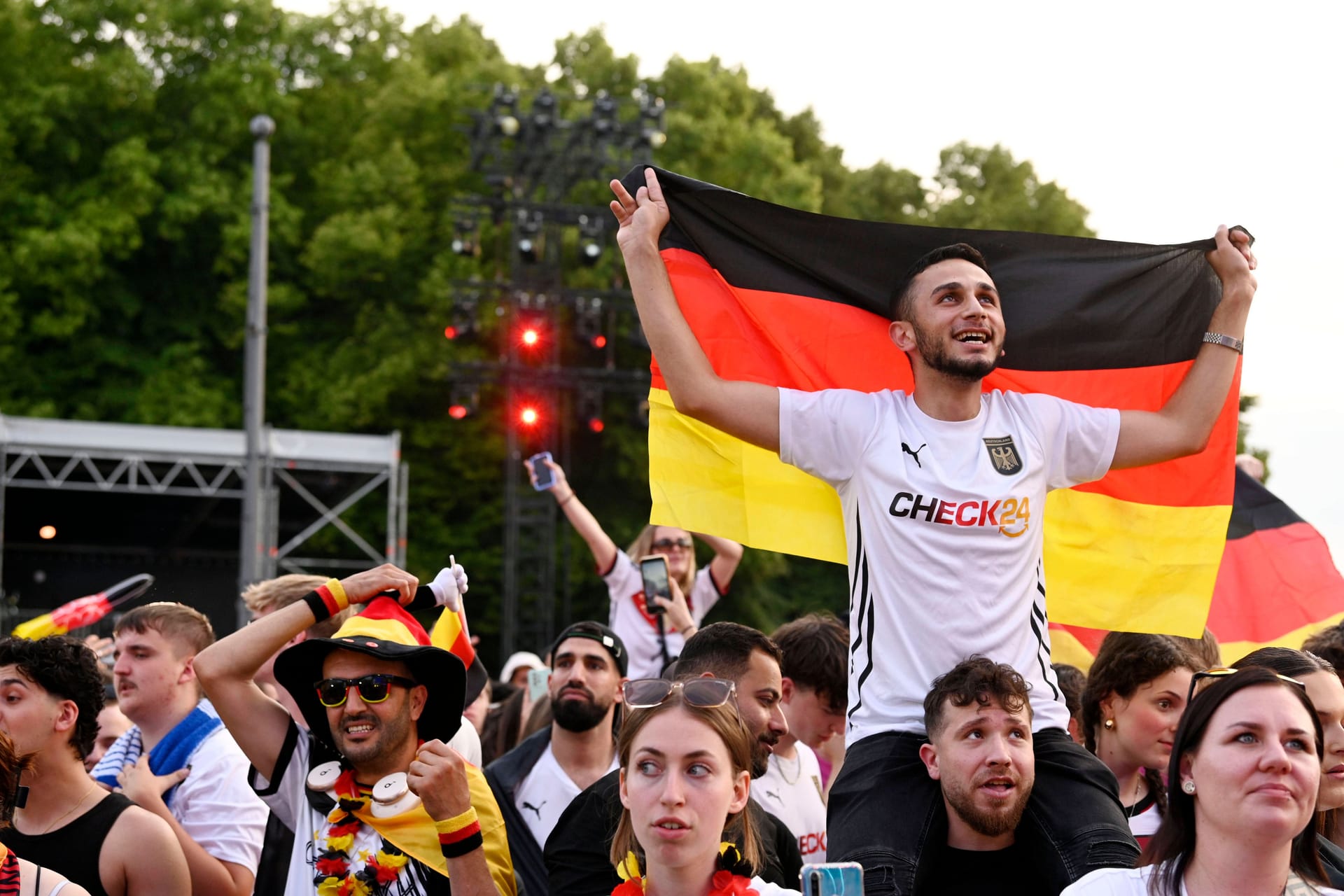 Fans beim Public Viewing in Berlin: Am Freitag soll das Wetter zum Deutschland-Spiel fast überall in Deutschland gut werden.