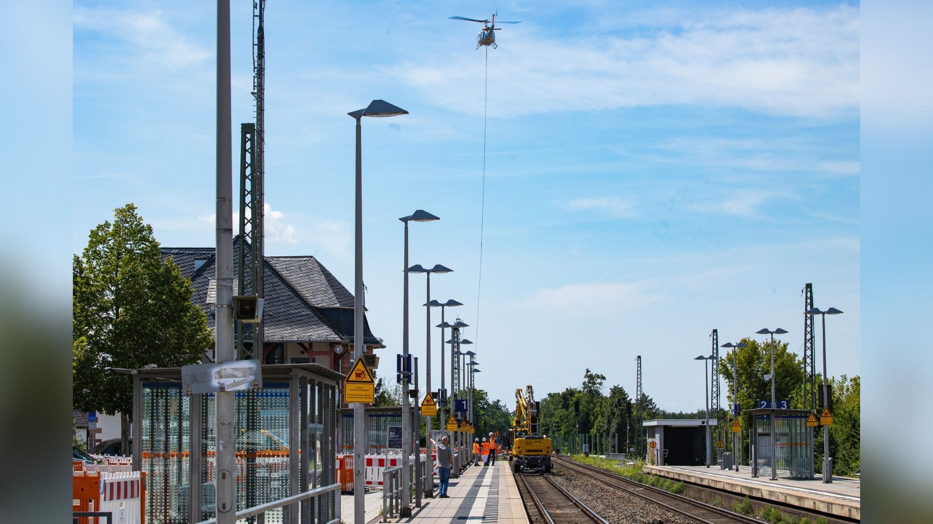 Die DB plant, die geplanten Baumaßnahmen der kommenden Jahre in dieser „kompakten Sperrpause“ zusammenzufassen. Diese Maßnahmen sind notwendig, um die Infrastruktur langfristig zu verbessern und die Betriebsqualität zu erhöhen.Trotz der Bemühungen der Bahn, die Arbeiten so geräuscharm und verträglich wie möglich durchzuführen, müssen sich Anwohner auf erhebliche Lärmbelästigungen einstellen. Besonders lärmintensiv sind die Gründungsarbeiten für die neuen Lärmschutzwände, die bereits im Januar begonnen wurden. Zudem plant die Bahn, Hubschrauber einzusetzen, um Signale, Oberleitungsmasten und Lärmschutzwände effizient zu errichten. Dies wird sowohl tagsüber als auch nachts zu einer erheblichen Geräuschentwicklung führen. Zu sehen in unserem Material wie ein Hubschrauber Oberleitungsmasten entlang der Riedbahn in Mörfelden abtransportiert.