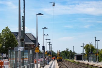 Die DB plant, die geplanten Baumaßnahmen der kommenden Jahre in dieser „kompakten Sperrpause“ zusammenzufassen. Diese Maßnahmen sind notwendig, um die Infrastruktur langfristig zu verbessern und die Betriebsqualität zu erhöhen.Trotz der Bemühungen der Bahn, die Arbeiten so geräuscharm und verträglich wie möglich durchzuführen, müssen sich Anwohner auf erhebliche Lärmbelästigungen einstellen. Besonders lärmintensiv sind die Gründungsarbeiten für die neuen Lärmschutzwände, die bereits im Januar begonnen wurden. Zudem plant die Bahn, Hubschrauber einzusetzen, um Signale, Oberleitungsmasten und Lärmschutzwände effizient zu errichten. Dies wird sowohl tagsüber als auch nachts zu einer erheblichen Geräuschentwicklung führen. Zu sehen in unserem Material wie ein Hubschrauber Oberleitungsmasten entlang der Riedbahn in Mörfelden abtransportiert.