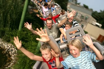 Familie vergnügt sich bei einer Achterbahnfahrt (Symbolbild): In Hessen gibt es eine neue XXL-Achterbahn.