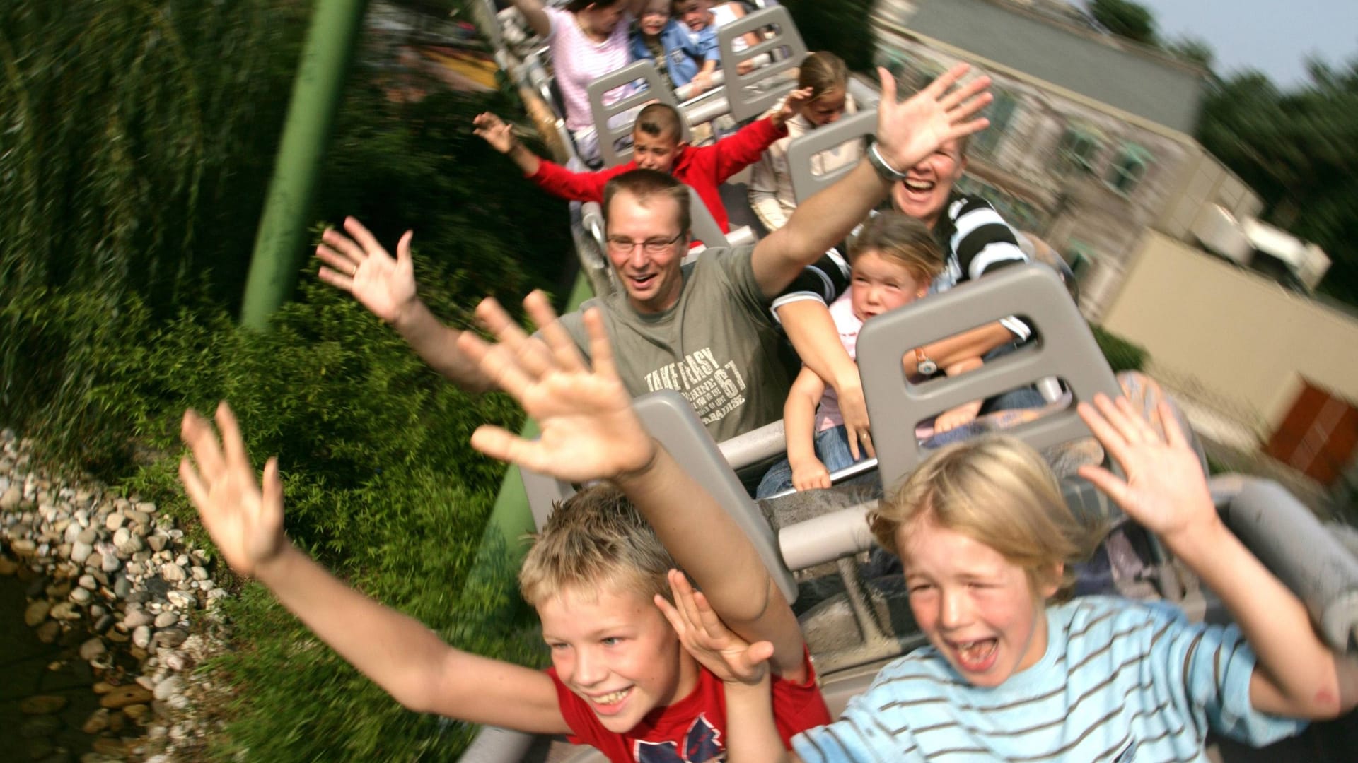 Familie vergnügt sich bei einer Achterbahnfahrt (Symbolbild): In Hessen gibt es eine neue XXL-Achterbahn.