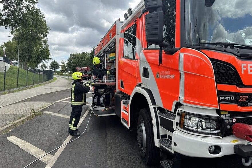 Einsatzkräfte der Berliner Feuerwehr am Unfallort: Spezialisten stabilisierten den Lkw, damit die Frau versorgt werden konnte.