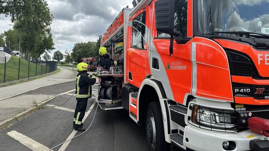 Einsatzkräfte der Berliner Feuerwehr am Unfallort: Spezialisten stabilisierten den Lkw, damit die Frau versorgt werden konnte.