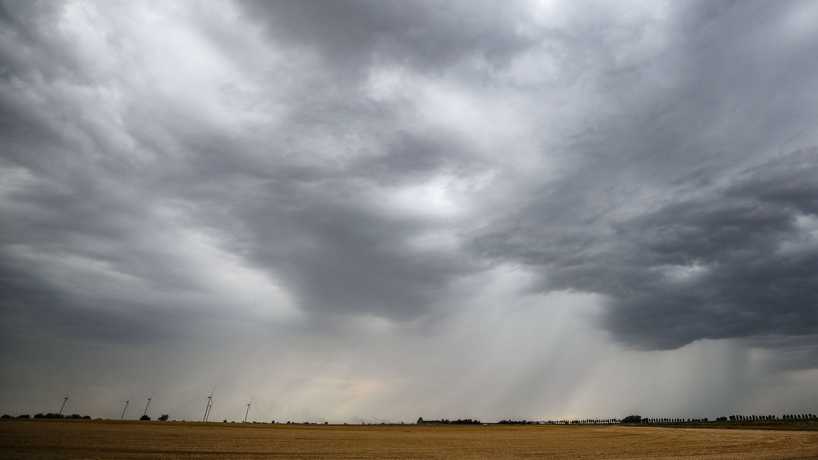 Regenwolken über einem Feld Regenwolken über einem Feld