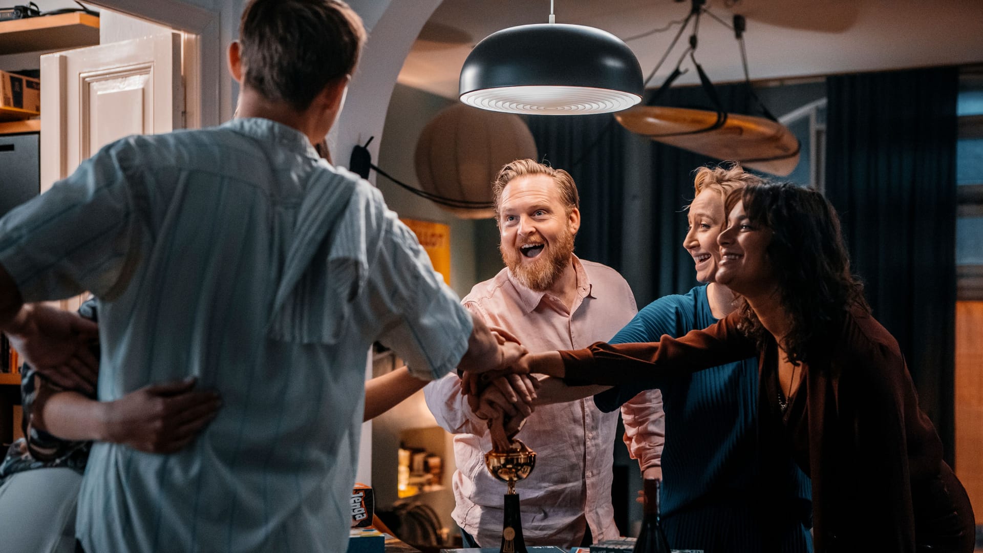 Janina Uhse, Dennis Mojen, Anna Maria Mühe, Axel Stein und Taneshia Abt in "Spieleabend": Der Film wurde in und um Berlin gedreht.