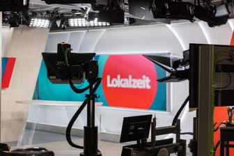 Lokalzeit-Studio des WDR (Symbolfoto): Fallen die beliebten Sendungen am Freitag aus?