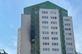 Hochhaus in Staaken: Am Montagnachmittag wurde die Feuerwehr zu einem Brand auf dem Balkon einer höhergelegenen Wohnung eines Hochhauses alarmiert.